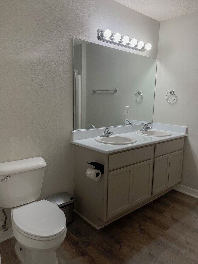 Building Photo - Beautiful Townhouse