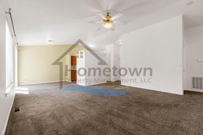 Building Photo - 3 Bedroom 2 Bathroom Home with Attached 2 Car Garage Available in Coeur d'Alene!