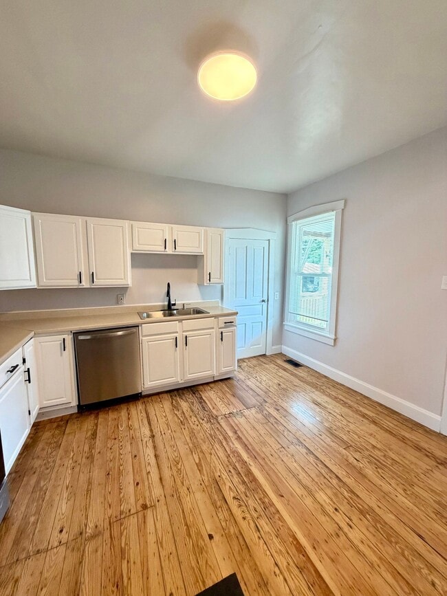Building Photo - 37 N Kinzer Rd