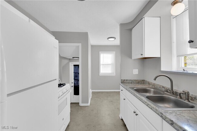 Building Photo - 21550 Miller Ave