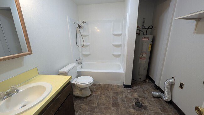Building Photo - 2 bedroom 1 bath apartment. *1/2 off your first months rent if your application is approved by Ap...