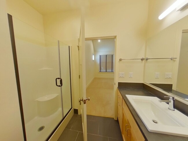 Building Photo - Newer Duplex Near Autzen Stadium - 3Bed/2B...