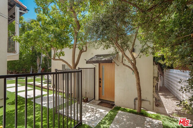 Building Photo - 4734 Los Feliz Blvd