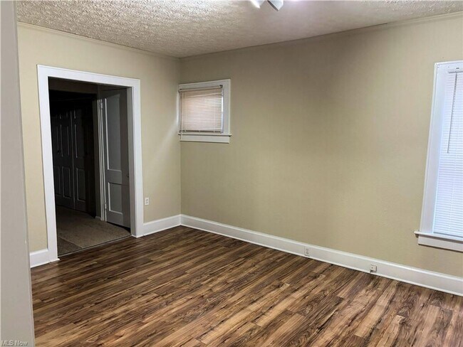 Building Photo - Charming 5-bedroom, 2-bathroom house locat...
