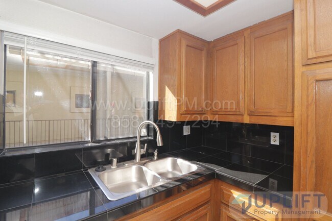 Building Photo - 2 bed, 2 Bath Condo with Community Pool