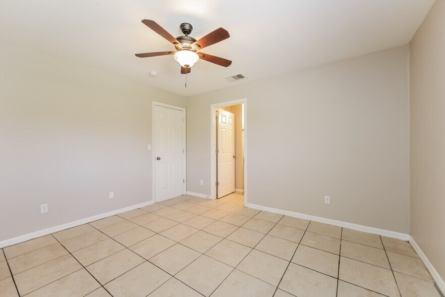 Building Photo - 577 Pierre Cir