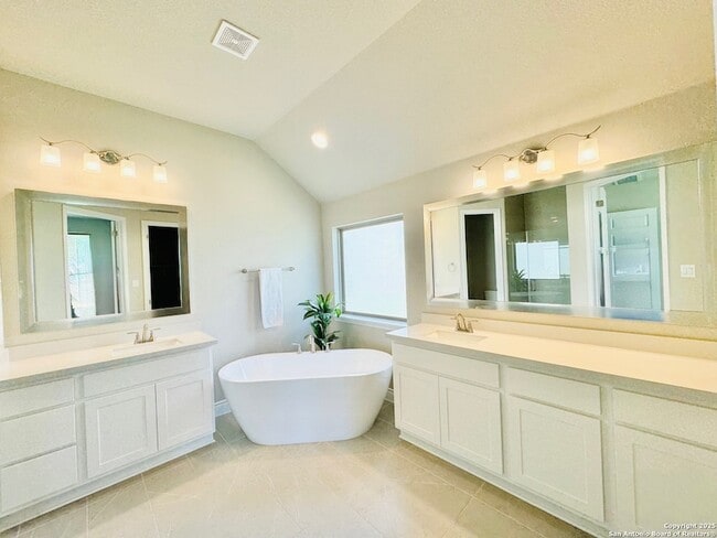 Building Photo - 211 Corazon