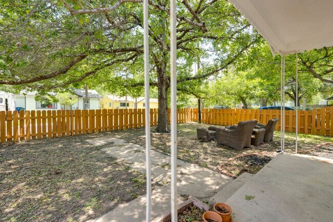 Building Photo - 5000 Lynndale Dr