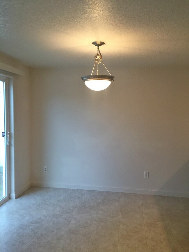 Building Photo - Beautiful 3 Bed/2.5 Bath Home in VAN MALL ...