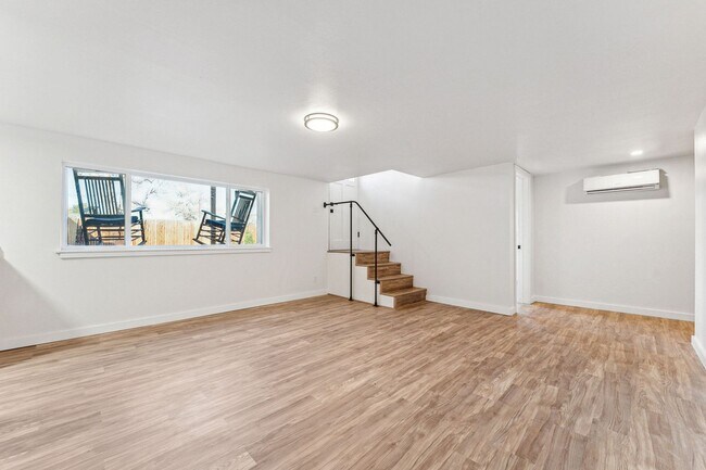 Building Photo - 1Bed/1Bath Apartment with HUGE Private Yard!