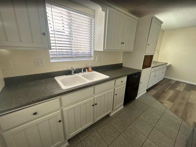 Building Photo - 3 Bed, 2 bath in SW