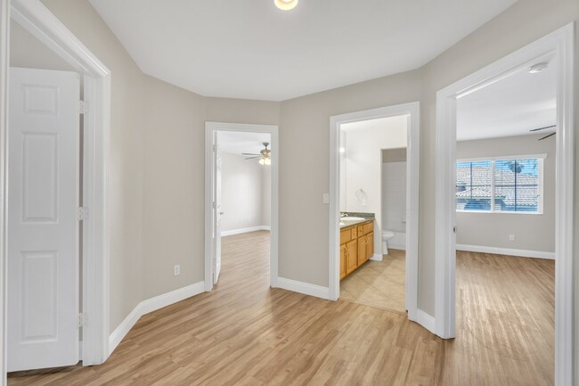 Building Photo - LUXORY 5 BEDROOM 3 1/2 BATH HOME LOCATED I...