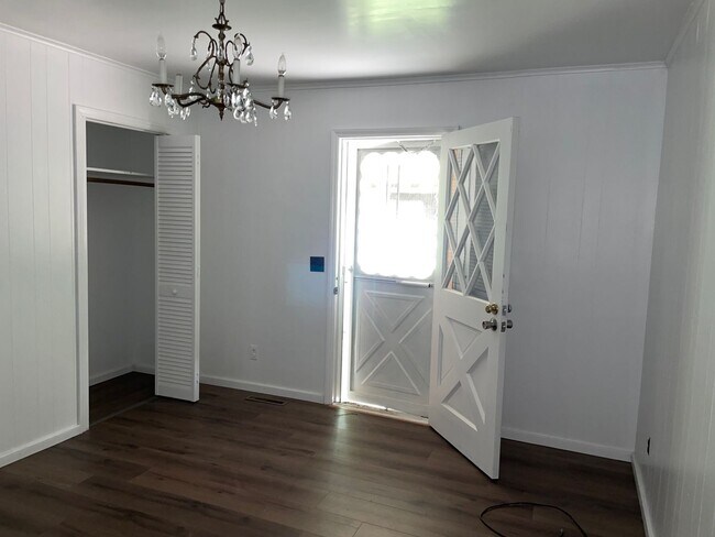 Building Photo - 3 bed 2 bath home