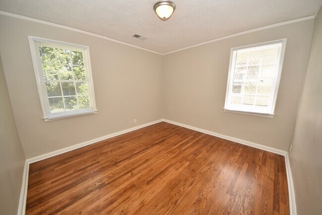 Building Photo - Charming updated 3 bed, 1 bath home near Midtown and Pink Palace.