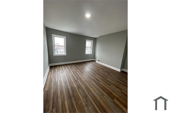 Building Photo - 5 Bedrooms 2 Bathrooms