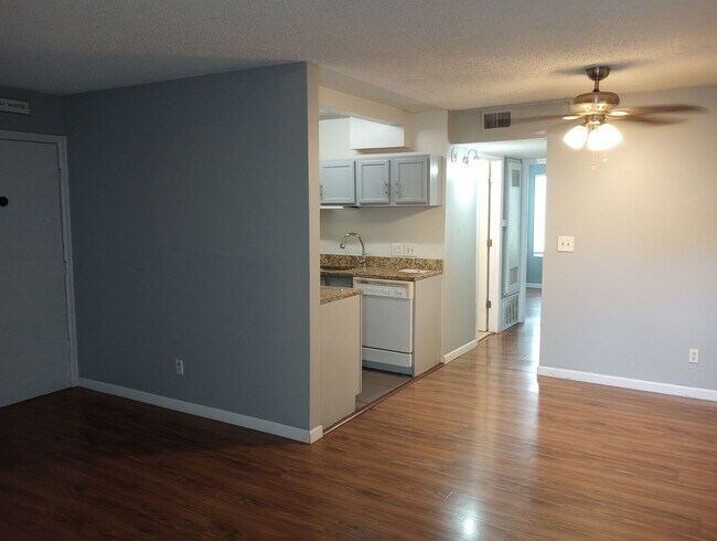 Building Photo - Cherry Creek Schools, 2 bed, 1 bath, 900 s...