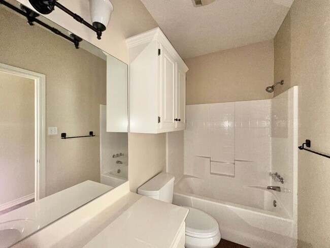Building Photo - Stunning 3-Bedroom Home in Prime South Tyl...
