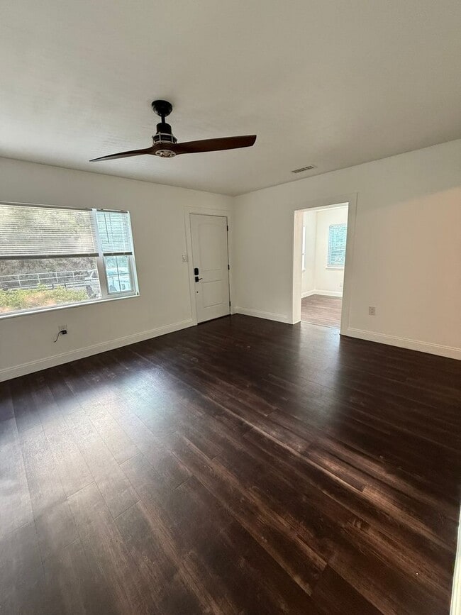 Building Photo - Renovated 2/1 Home walkable to Downtown De...