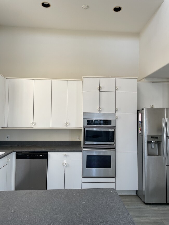 Kitchen - 1464 Loma Dr