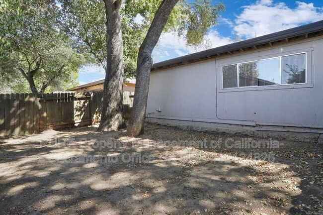 Building Photo - 7423 Willowcreek Dr