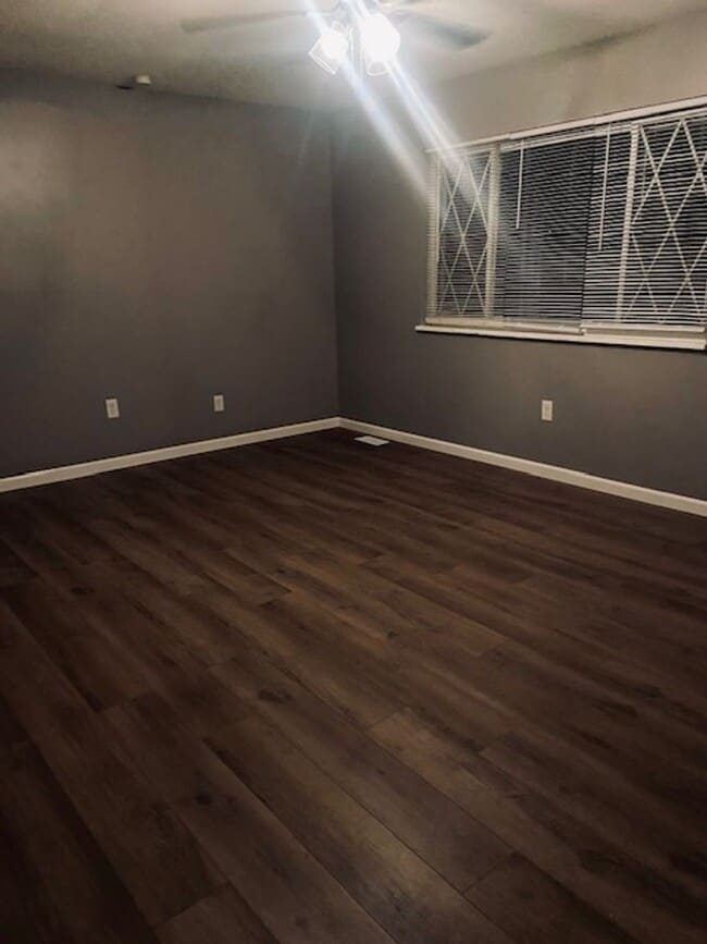 Building Photo - 3 Bedroom, 1 Bath House w/Attached Garage and Fenced Yard