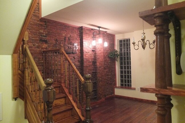 Building Photo - Beautiful Renovated Four bedroom Townhome