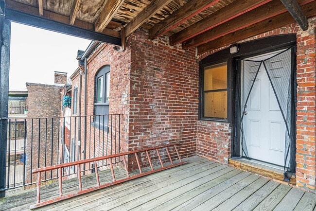 Building Photo - 14 Pompeii St