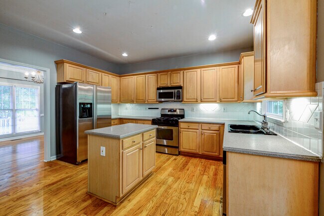 Building Photo - 3627 Chestnut Dr