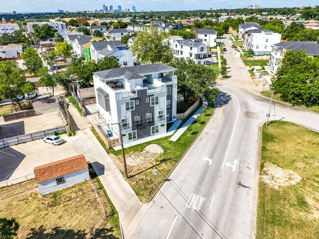 Building Photo - 2400 Benbrook Dr