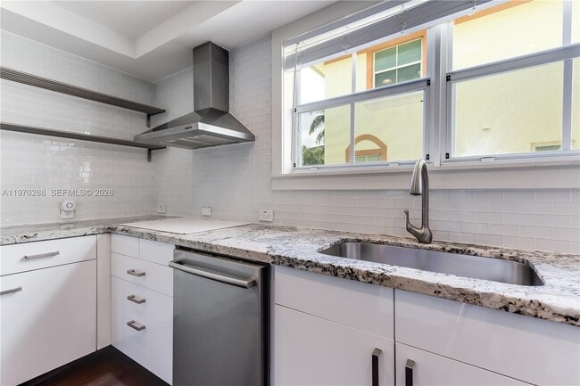 Building Photo - 623 NE 8th Ave