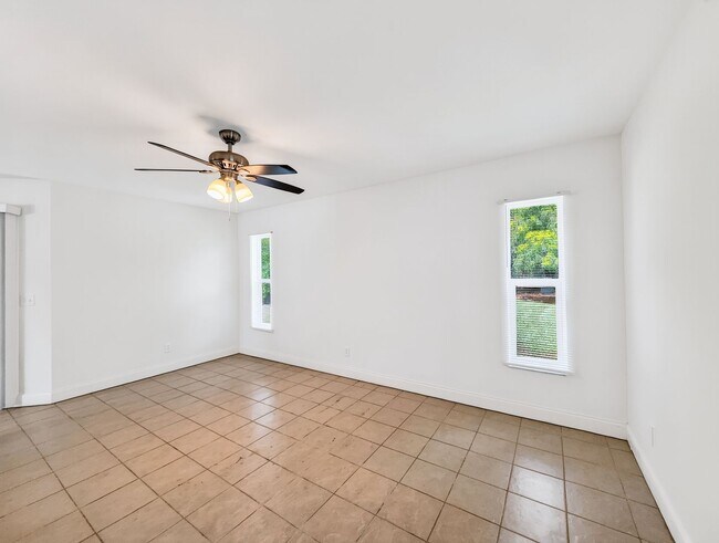 Building Photo - Annual rental offering privacy and space on 1.14 acres in Naples!