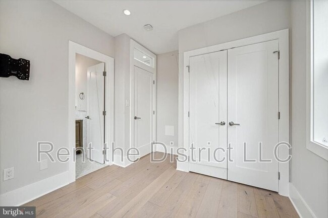 Building Photo - 608 Roxboro Pl NW