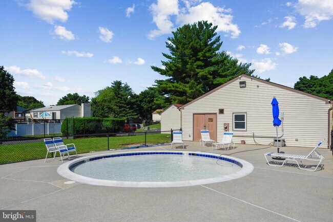 Building Photo - 3501 Wedgewood Ct