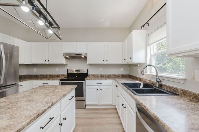 Building Photo - Stunning 4-Bed, 3.5-Bath Home in Sought-Af...