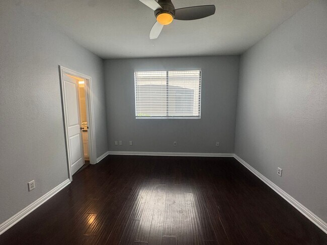 Building Photo - Renovated 1BR in Long Beach – New Appliances, Big Balcony, Steps from Downtown