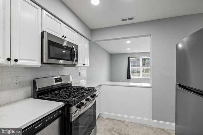 Building Photo - 26 Knoll Dr