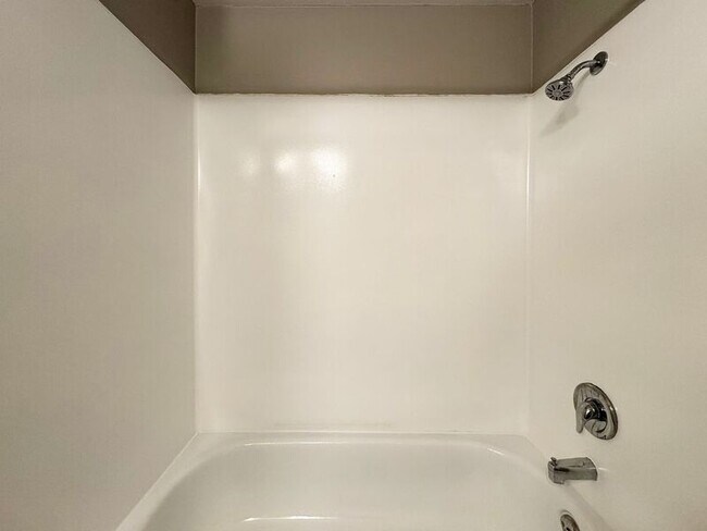 Building Photo - 1117-B W 6th Ave