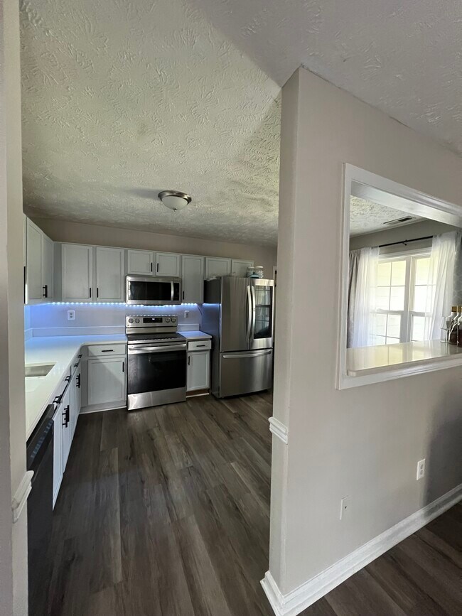 Building Photo - 116 Mosswood Dr