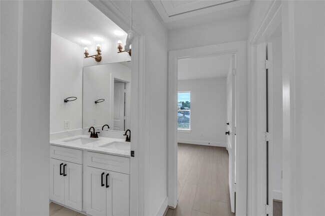 Building Photo - 4320 Avron Dr