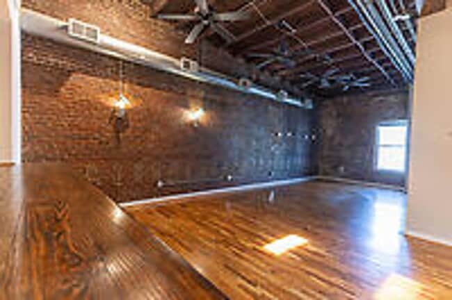 Building Photo - New Listing!