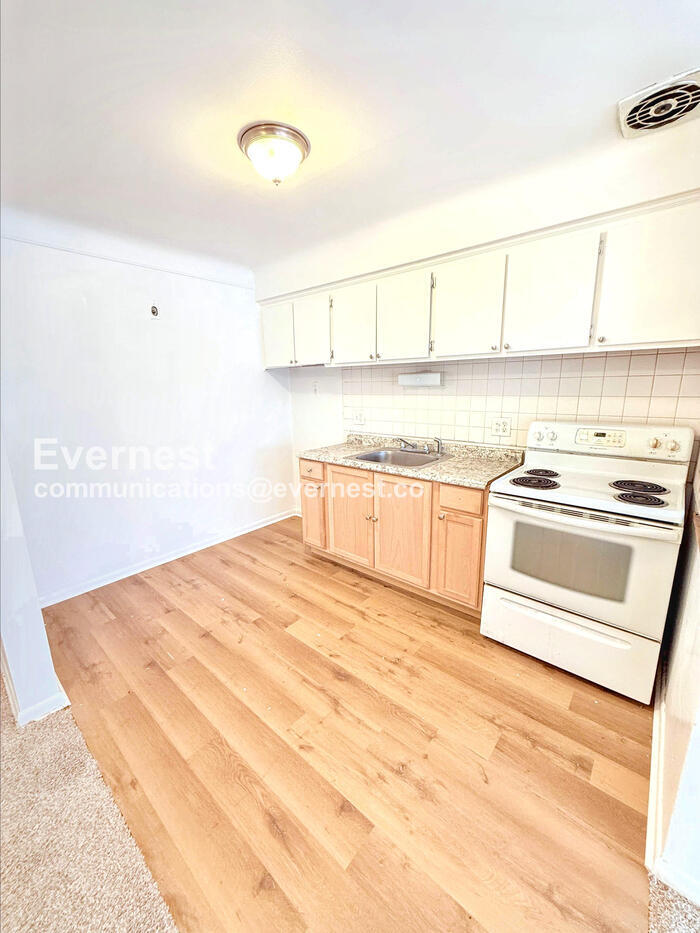 Building Photo - 15601 Schoolcraft Rd