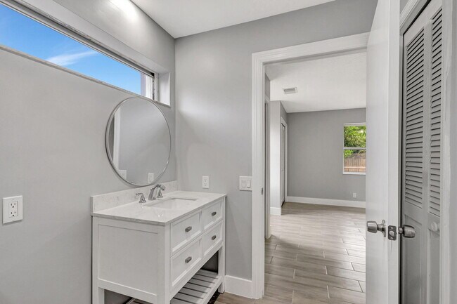 Building Photo - 843 Azalea Dr