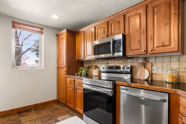 Building Photo - 6095 N Fox Pointe Cir