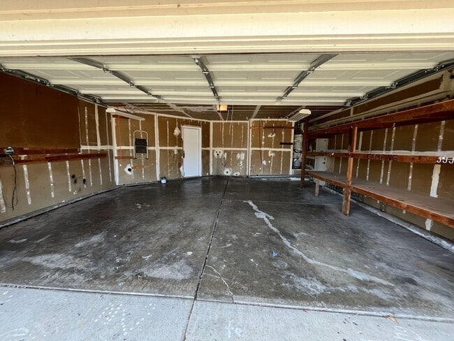Building Photo - Two Story, 4BR/2.5BA, Very Large Backyard ...