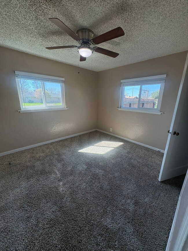 Building Photo - 6832 E Harvey Ave