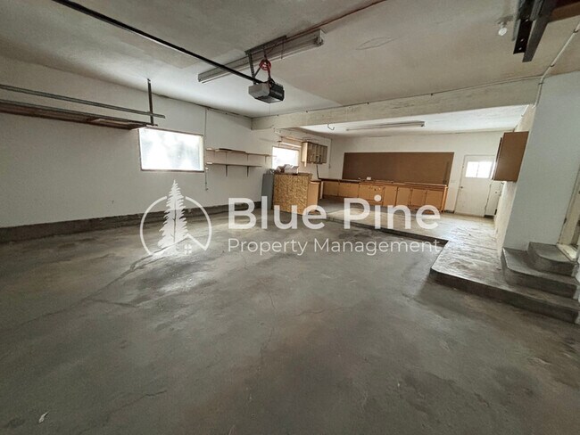 Building Photo - 320 W 1st S