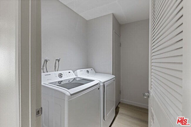 Building Photo - 1044 20th St