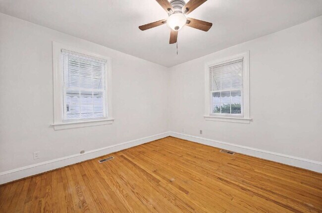 Building Photo - Updated 2-bedroom 1 bath with fenced in yard-PETS allowed-Norfolk