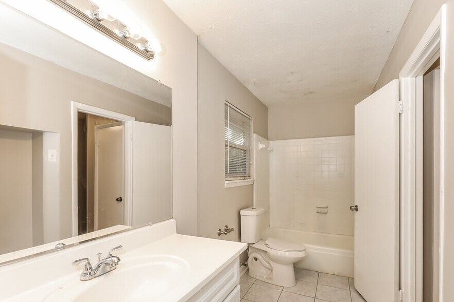 Building Photo - 8486 Magnolia Dr