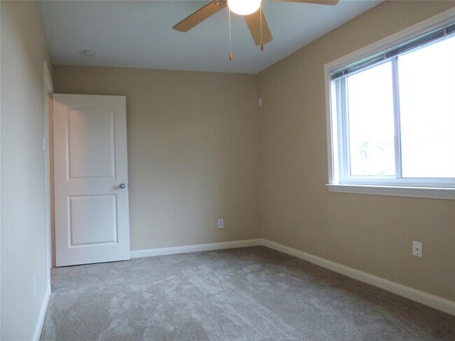 Building Photo - 1027 Short Reach Dr